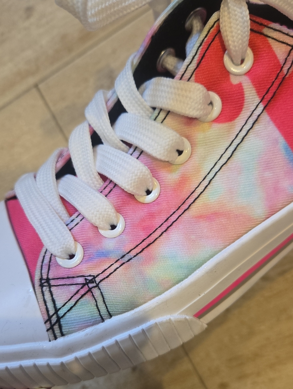 FOCO Philadelphia Phillies Pink Tie Dye Sneakers - Picture 3 of 13